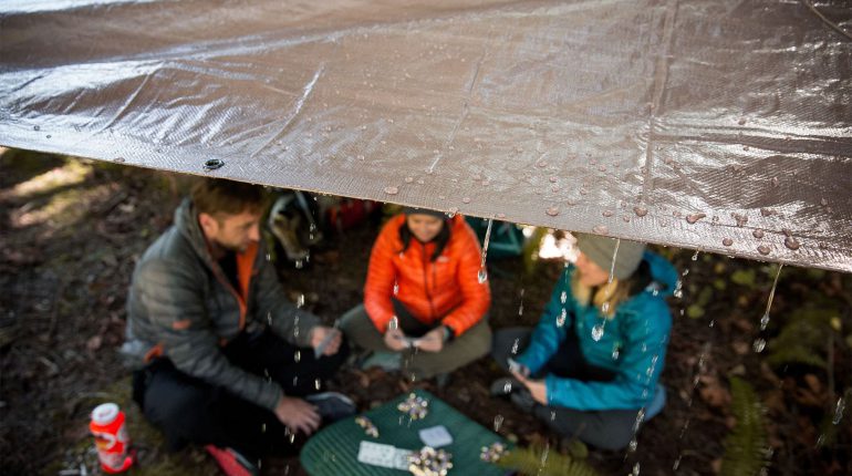 Cắm trại dưới trời mưa
